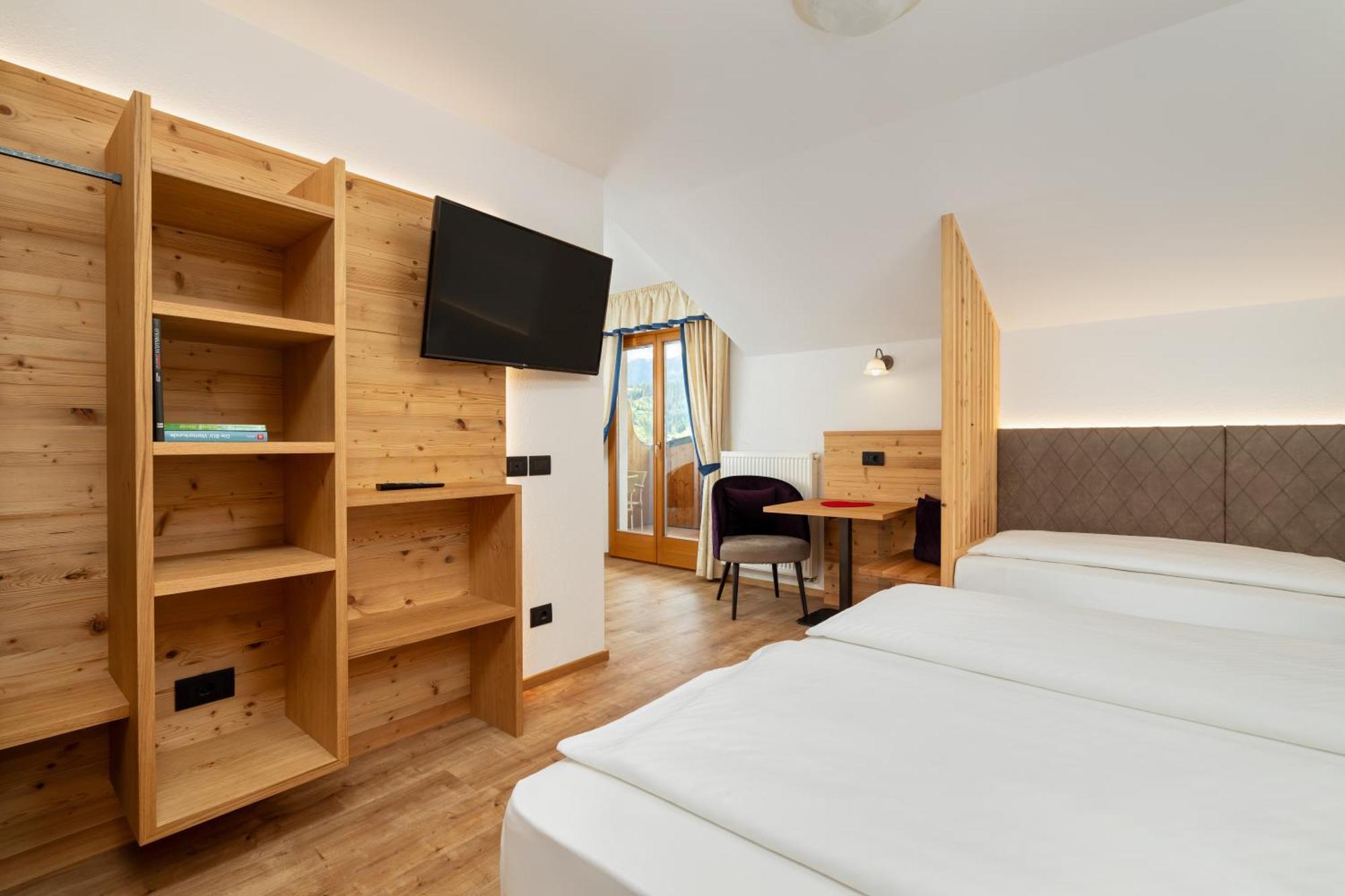 Hotel Alpenrose Dolomites Ла-Валле Экстерьер фото